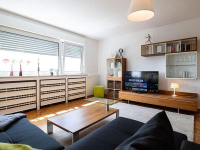 Wohnzimmer mit Smart TV und Netflix
