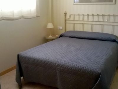 Schlafzimmer mit Doppelbett (150 cm breit)