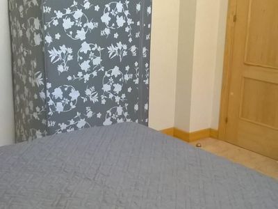 Schlafzimmer mit Doppelbett (150 cm breit)
