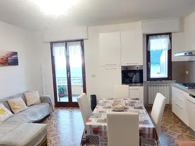 Ausgestattete Küche mit Balkon mit Meerblick