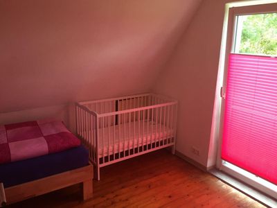schlafzimmer-2-einzelbett-und-babybett