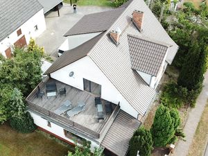 Außenansicht des Gebäudes. die Dachterrasse von Oben