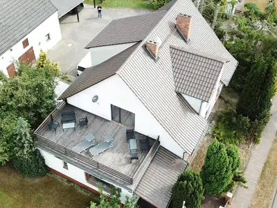 Außenansicht des Gebäudes. die Dachterrasse von Oben