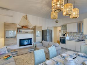Küche/Wohnzimmer mit Smart TV
