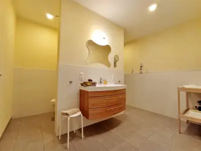 modernes Bad mit offener, ebenerdiger Dusche