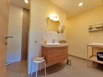 modernes Bad mit ebenerdiger Dusche