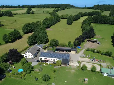 Luftbild des Hofes aus 06.2025