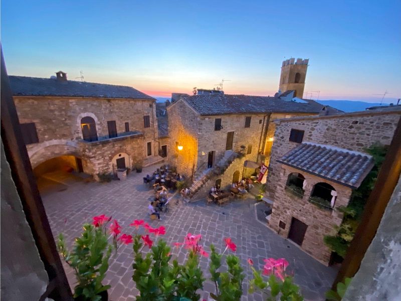 Ort allgemein. Montemerano, eines der schönsten Dörfer Italiens