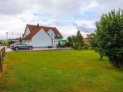 Terrasse und Parkplatz.JPG