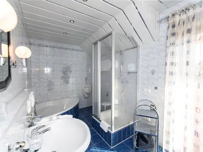 Badezimmer mit Eckbadewanne und Dusche