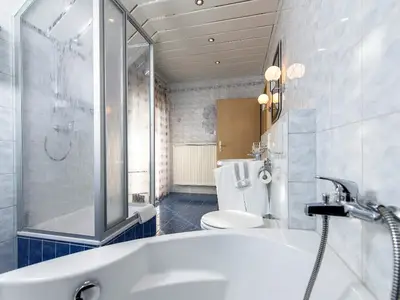 Helles und komfortables Badezimmer