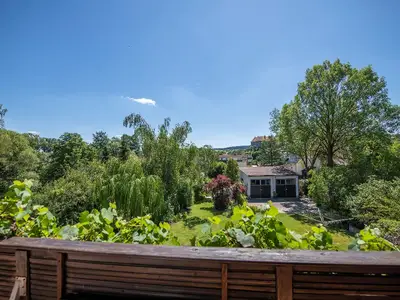 Blick vom Balkon auf den Garten