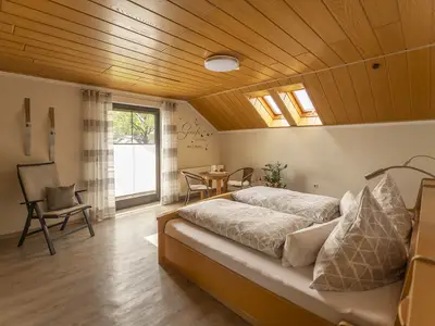 Schlafzimmer mit Tür  auf Balkon