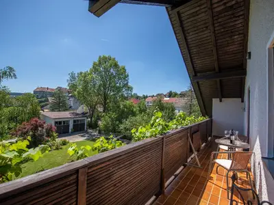 Blick vom Balkon auf den Ort