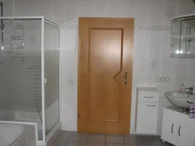Dusche und Waschbecken