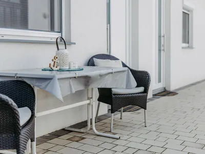 Sitzmöglichkeit und Eingangsbereich für Whg. Elisa