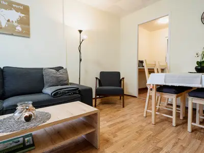 Wohnraum mit gemütlicher Sitzecke und TV