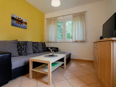 Wohnbereich mit gemütlicher Sitzecke, TV und Radio