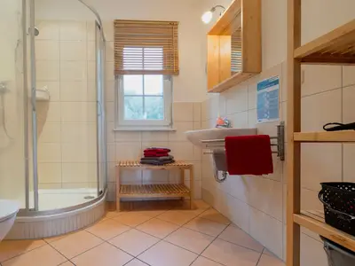 Bad mit Dusche, Fußbodenheizung und WC