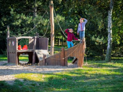 Spass auf dem Spielplatz mit dem Holzschiff