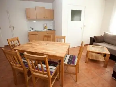 Essbereich mit anschließender Küchenzeile