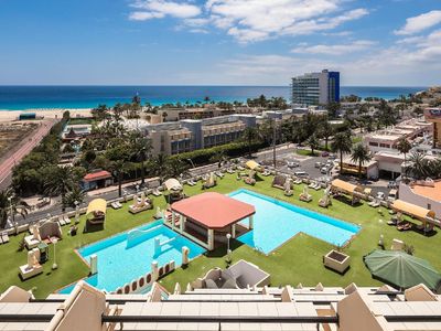 Ausblick aus dem Fenster. Blick auf die Pools und den Strand von der Terrasse.