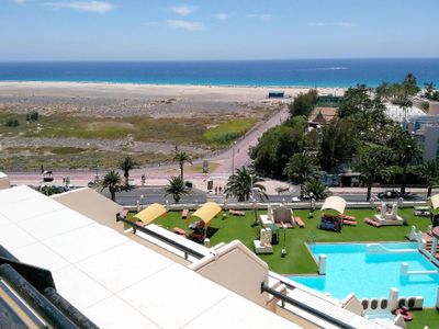 Ausblick aus dem Fenster. Blick auf die Pools und den Strand von der Terrasse.