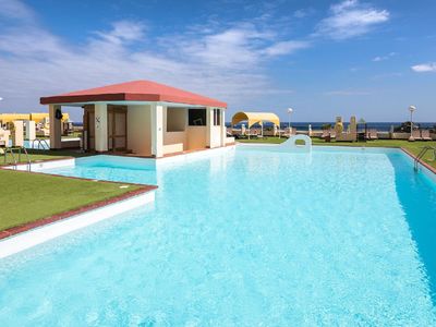 Pool. Pools mit Liegestühlen und Blick auf den Strand.