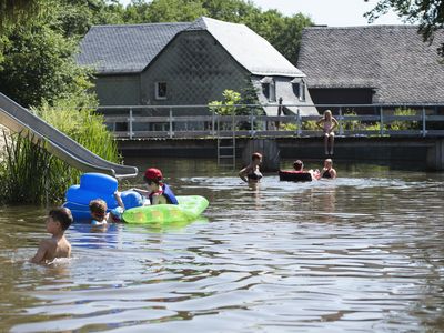 Erfrischender Badeteich beim Camping Harfenmühle