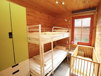 Kinderzimmer mit Stockbett und Babybett