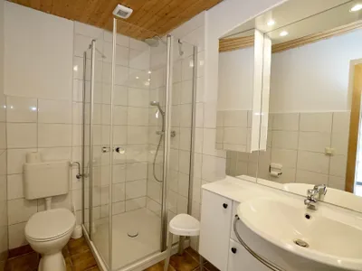 Badezimmer mit WC und Dusche