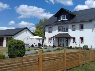 Hausansicht und Eingangsbereich