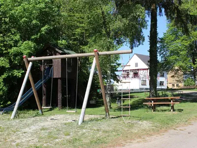 Spielplatz mit Hausansicht