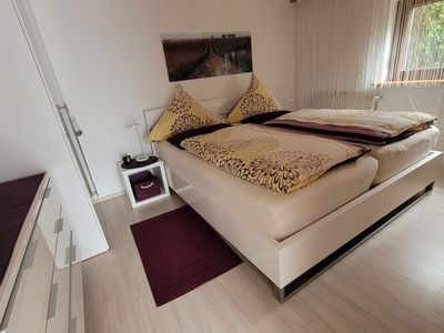 Doppelbett im Schlafzimmer mit zwei hohen Matratzen