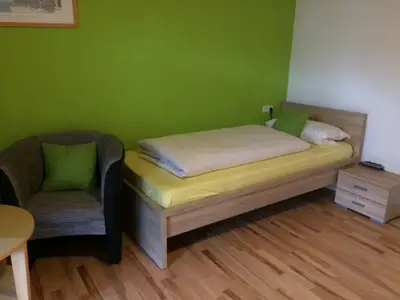 Bett und Sitzgelegenheit