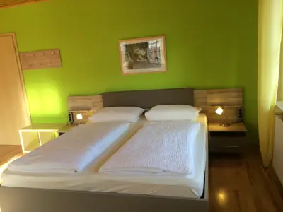 Schlafzimmer mit Doppelbett