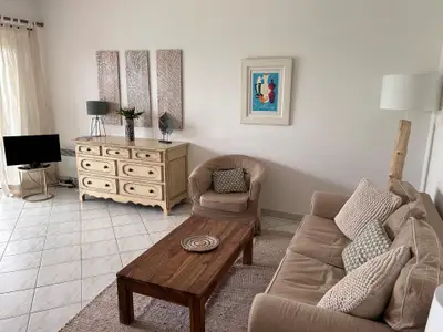 Stilvolles Wohnzimmer mit Blick in den Garten
