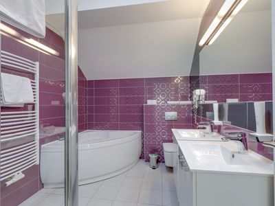 Badezimmer mit Badewanne