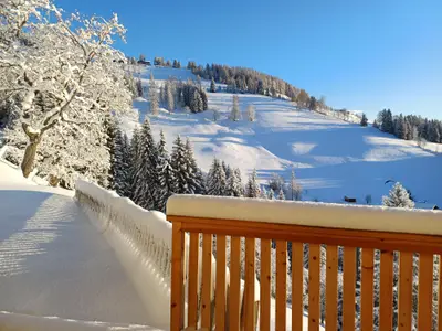 Ausblick auf die verschneite Winterlandschaft von