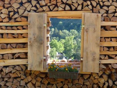 Fenster im Holzstapel