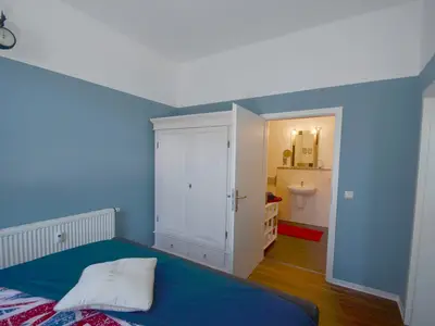 Schlafzimmer, Eingang zum Bad