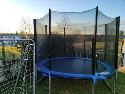 Garten mit Trampolin und Fußballtor