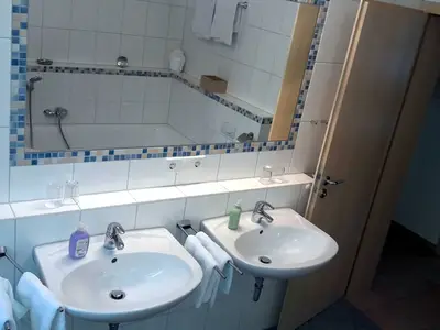 Großzügiges Bad mit Wanne, Dusche, WC und 2 Waschbecken