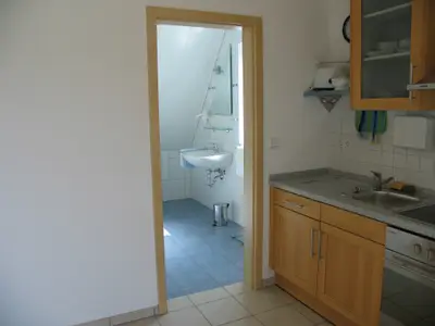Blick ins geräumige Bad mit Wanne, Dusche und Waschbecken