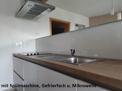 Küchenzeile mit Spülmaschine, Gefrierfach u. Mikrowelle