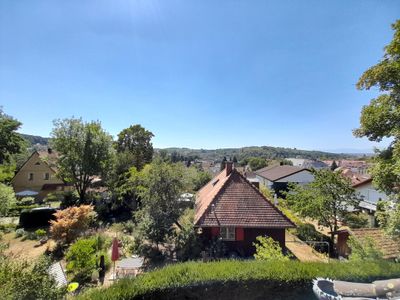 Aussicht von Balkon und Wohnzimmer: Nachbarschaft, Rebberge, Vogesen