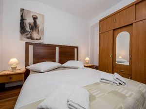 Ferienwohnung mit Schlafzimmer (110 m²) in Mundanije