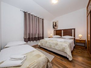 Ferienwohnung mit Schlafzimmer (110 m&sup2;) in Mundanije