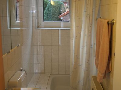 Das Badezimmer mit Tageslicht und Dusche