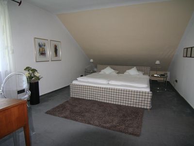 Das behagliche Schlafzimmer mit Doppelbett